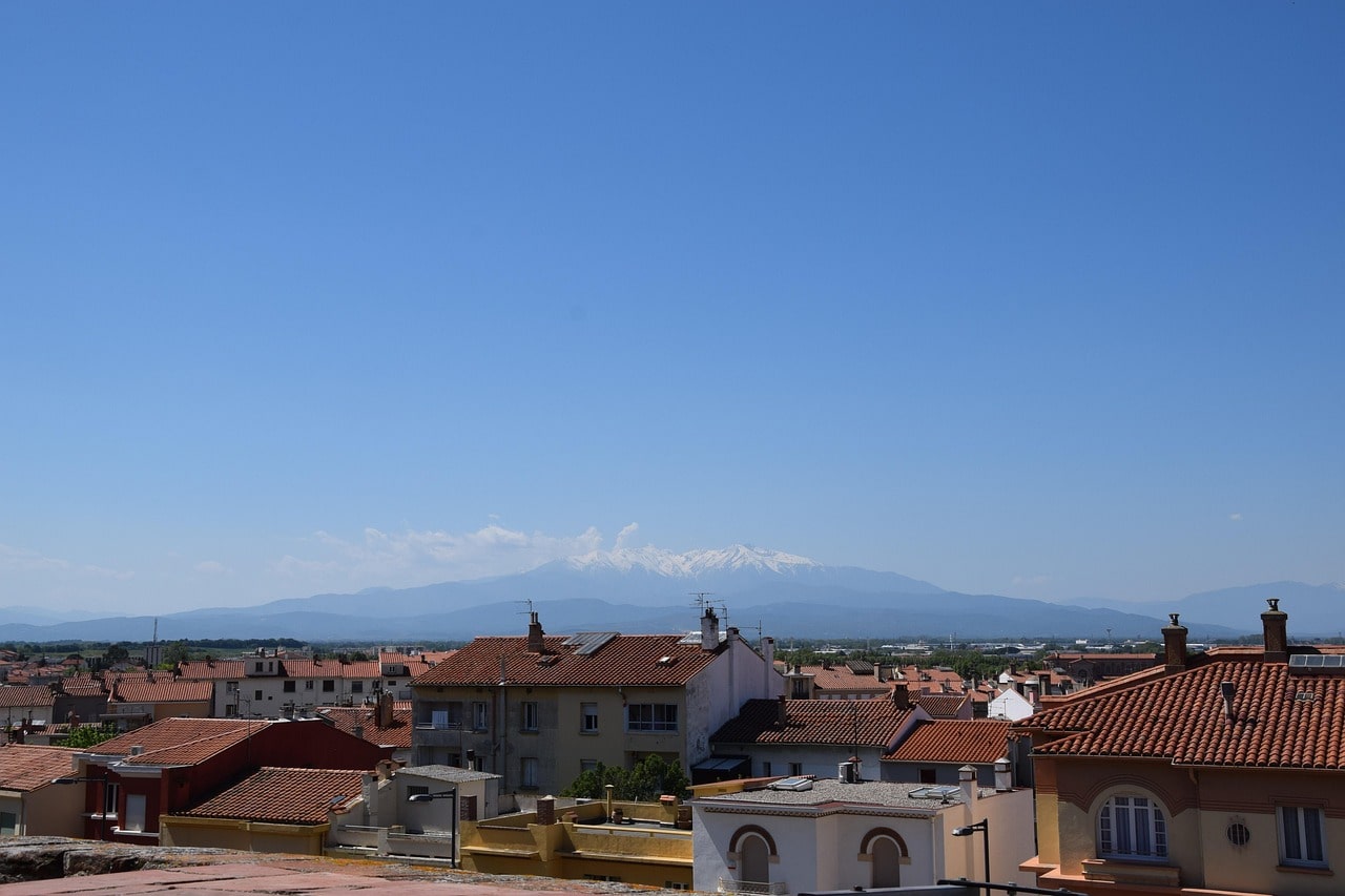 Vue sur les toits d'Argelès-sur-Mer avec le Canigou : marché immobilier de la côte catalane