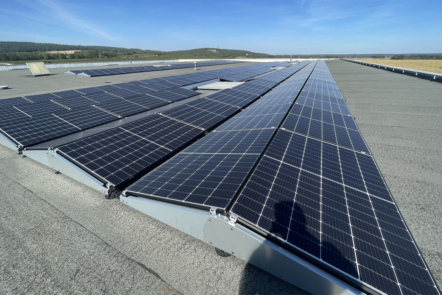Installation de panneaux photovoltaïques sur toiture-terrasse d'un bâtiment industriel dans l'Aube