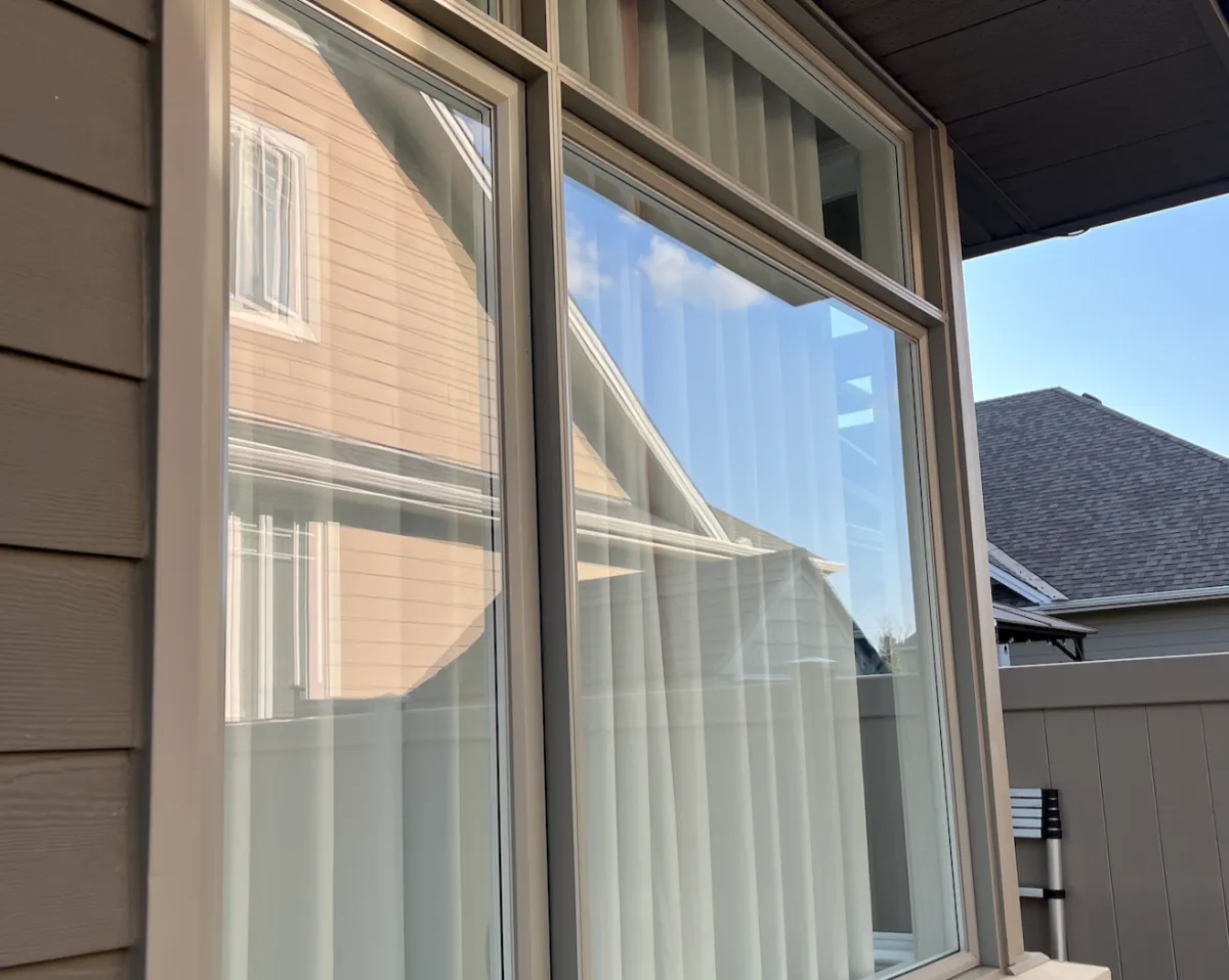 Residential window cleaning in Ottawa by Magic Squeegee Window Washing