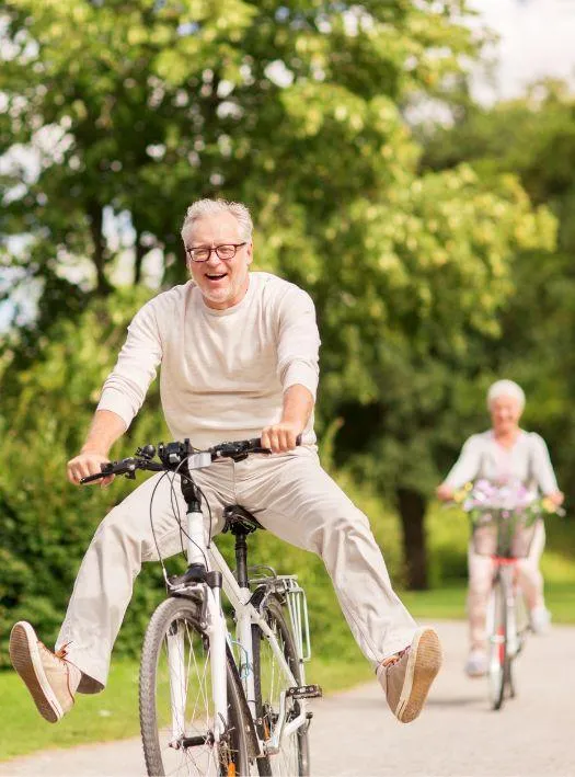 man and women riding bike no knee pain