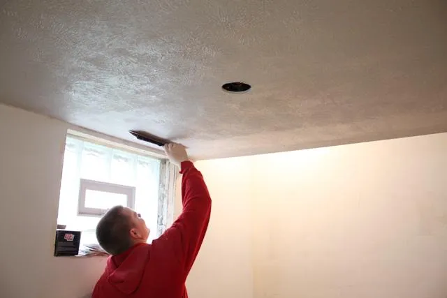 Textured ceiling application with a clean and uniform finish