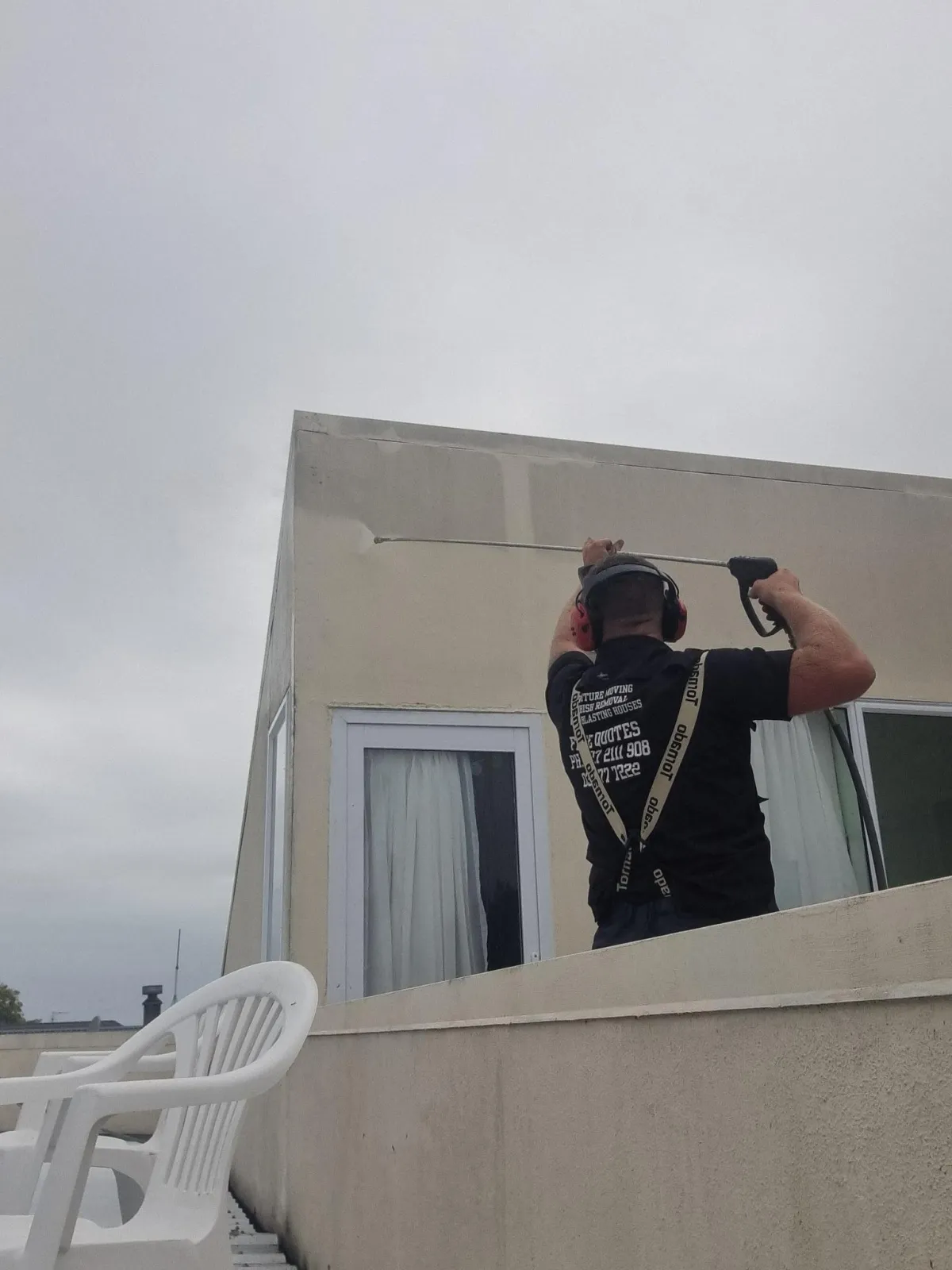 A1 Contracting team water blasting a residential building exterior