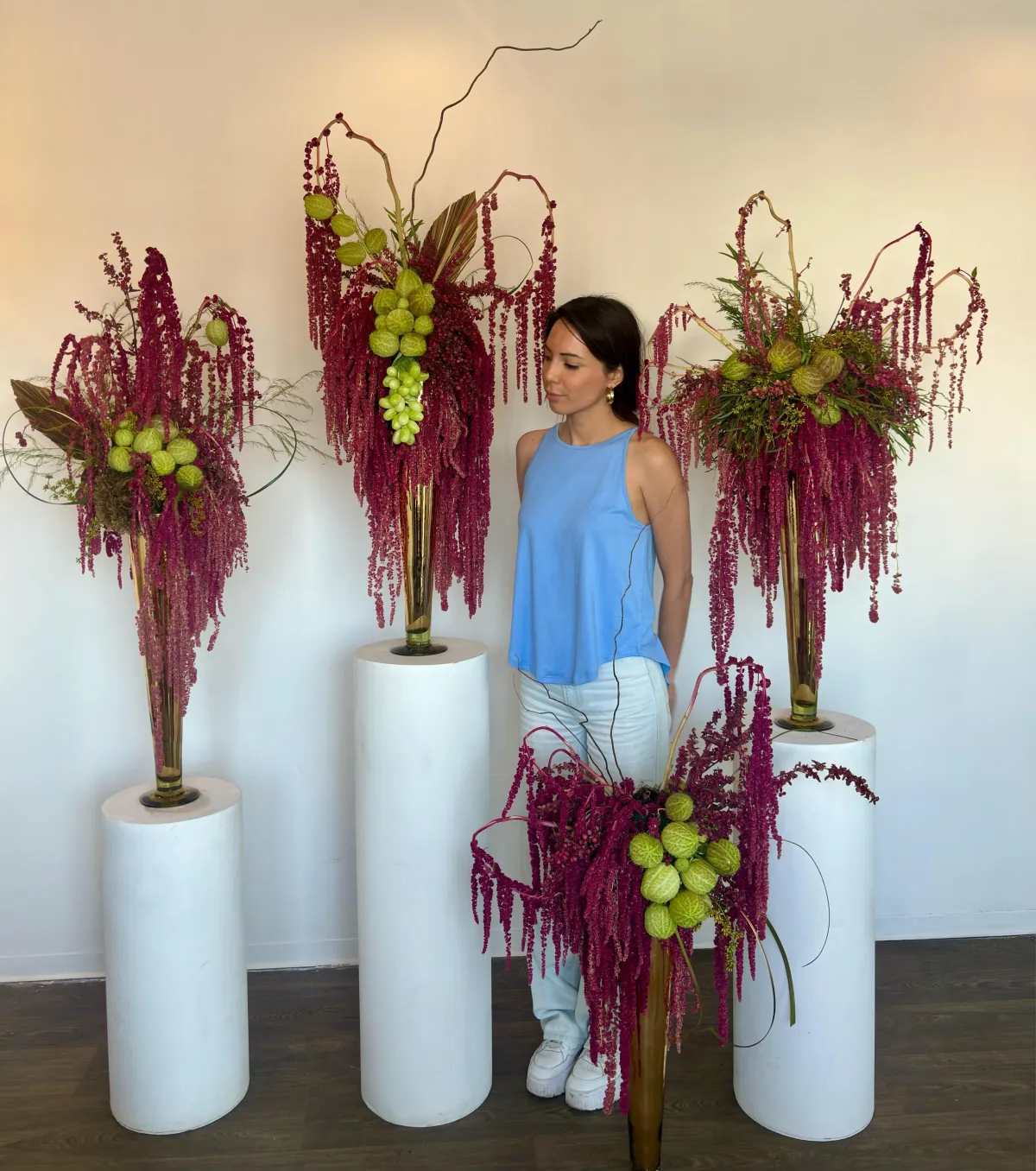 Captura de pantalla estilizada del portafolio del alumno mostrando close-ups de arreglos y mockups digitales; composición limpia, sombra suave y colores que refuerzan la paleta de la academia.