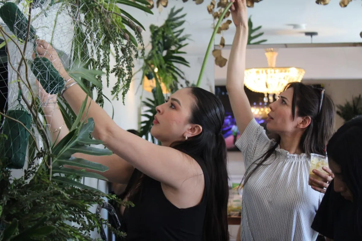 Mockup fotográfico del arreglo completo sobre mesa rústica, formato paisaje, con lisianthus y follaje local; sombra suave para efecto flotante y enfoque en textura.