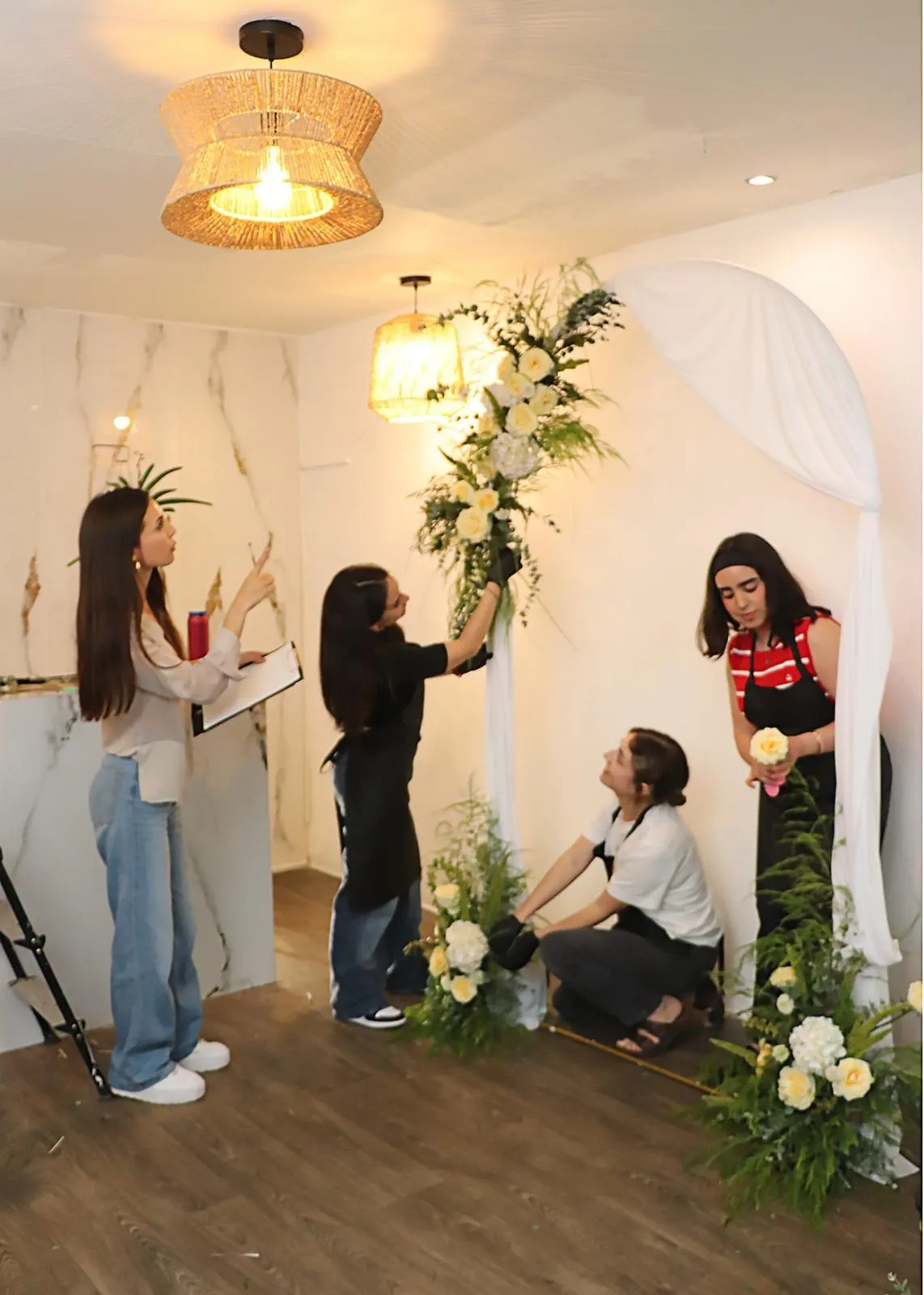 Estudiante joven creando su primer arreglo floral en un aula luminosa, rodeada de flores frescas y herramientas básicas, ambiente acogedor y educativo