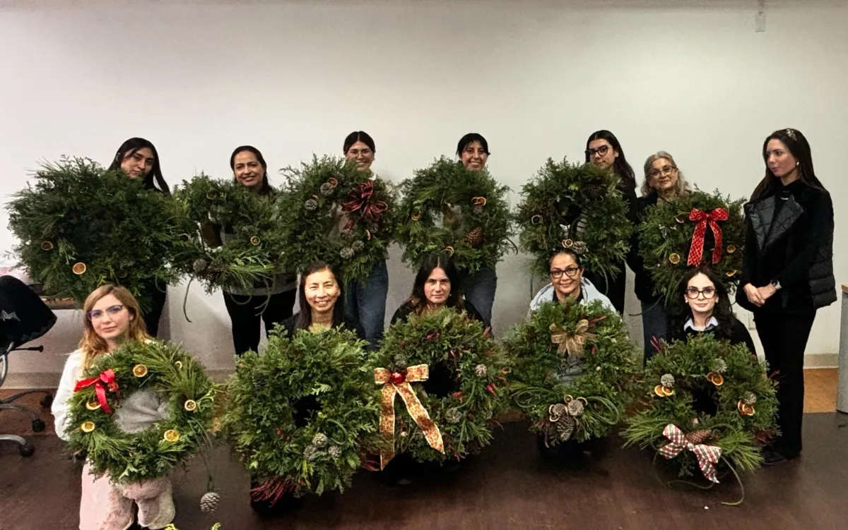 Profesional experimentada diseñando una instalación floral compleja en un espacio de galería, flores exóticas y herramientas especializadas, ambiente sofisticado