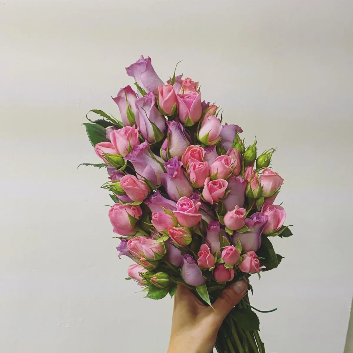 Arreglo floral romántico de Valentino's Arte Floral para Día del Amor y la Amistad