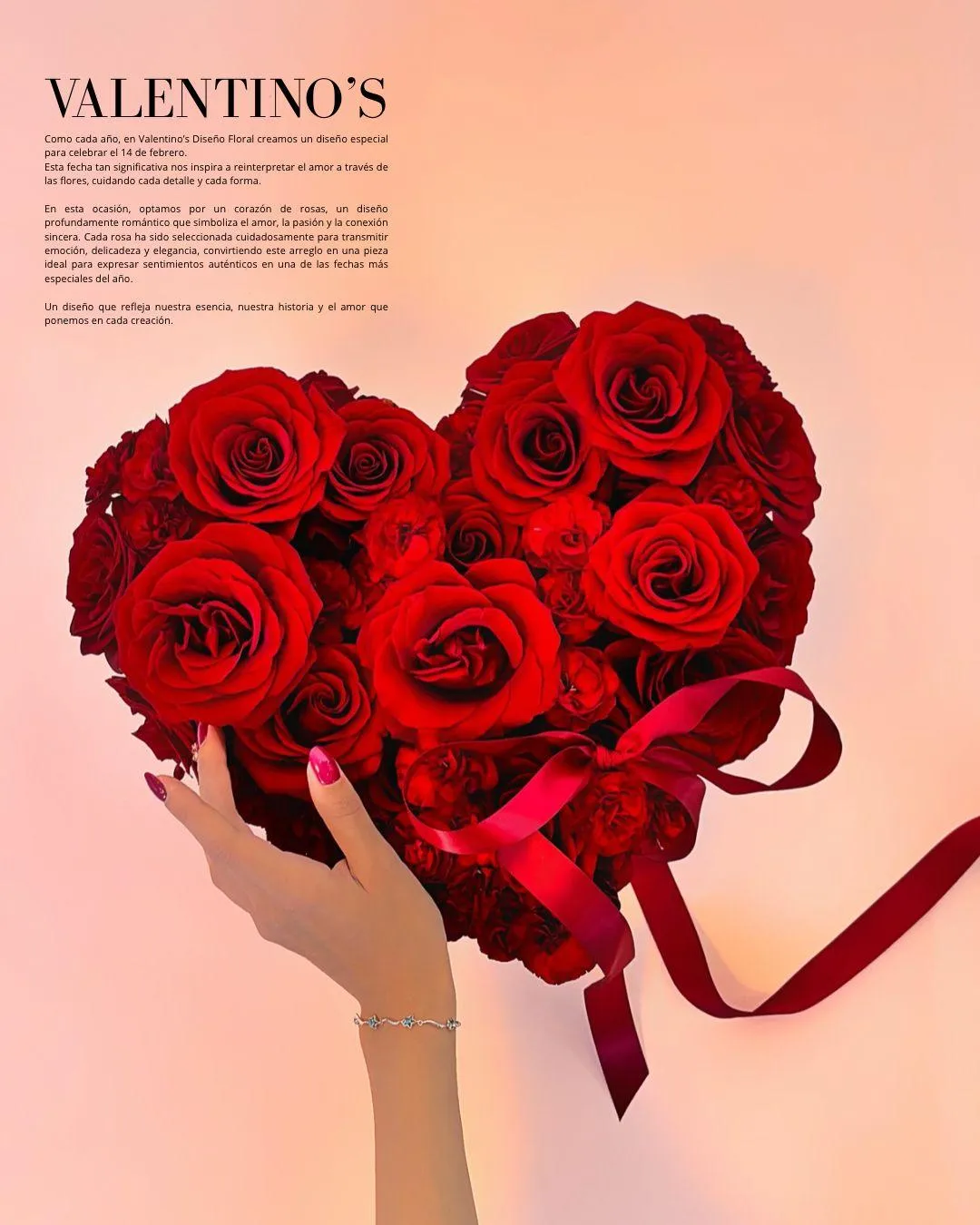 Arreglo de rosas rojas de lujo sobre fondo gris mate, estilo editorial.