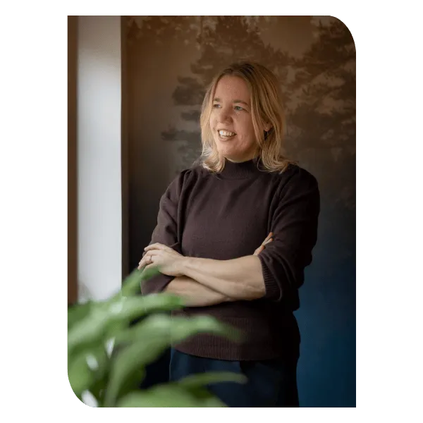 Ellen Kuijer bij raam