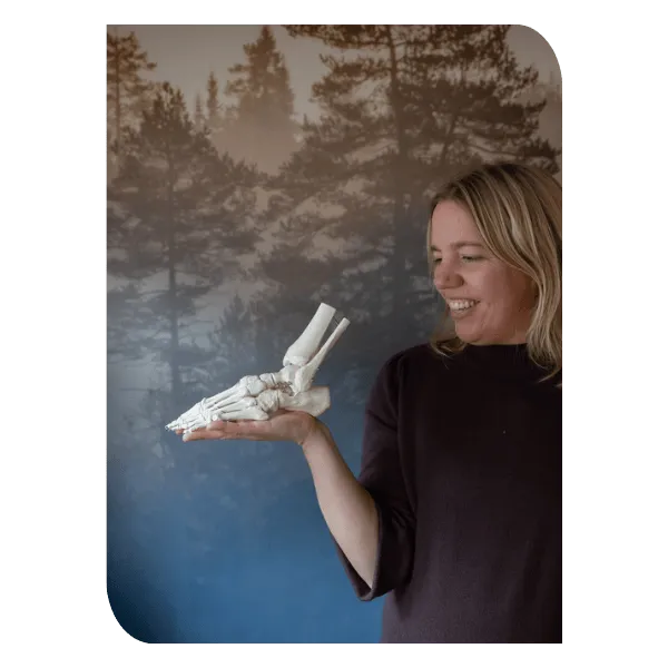 Ellen Kuijer met voet skelet