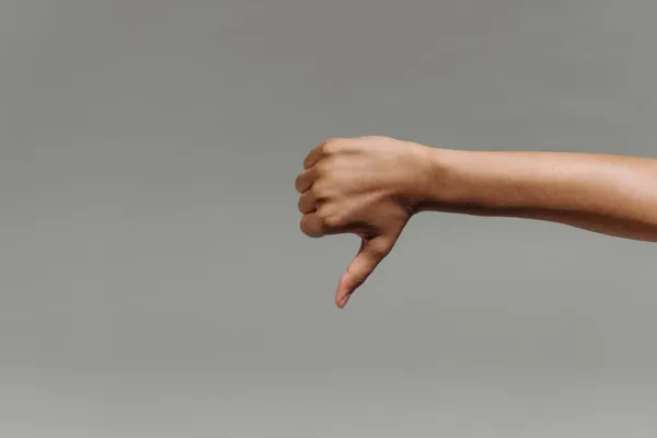 Illustration of a thumbs down symbolizing disagreement among heirs over an inherited property