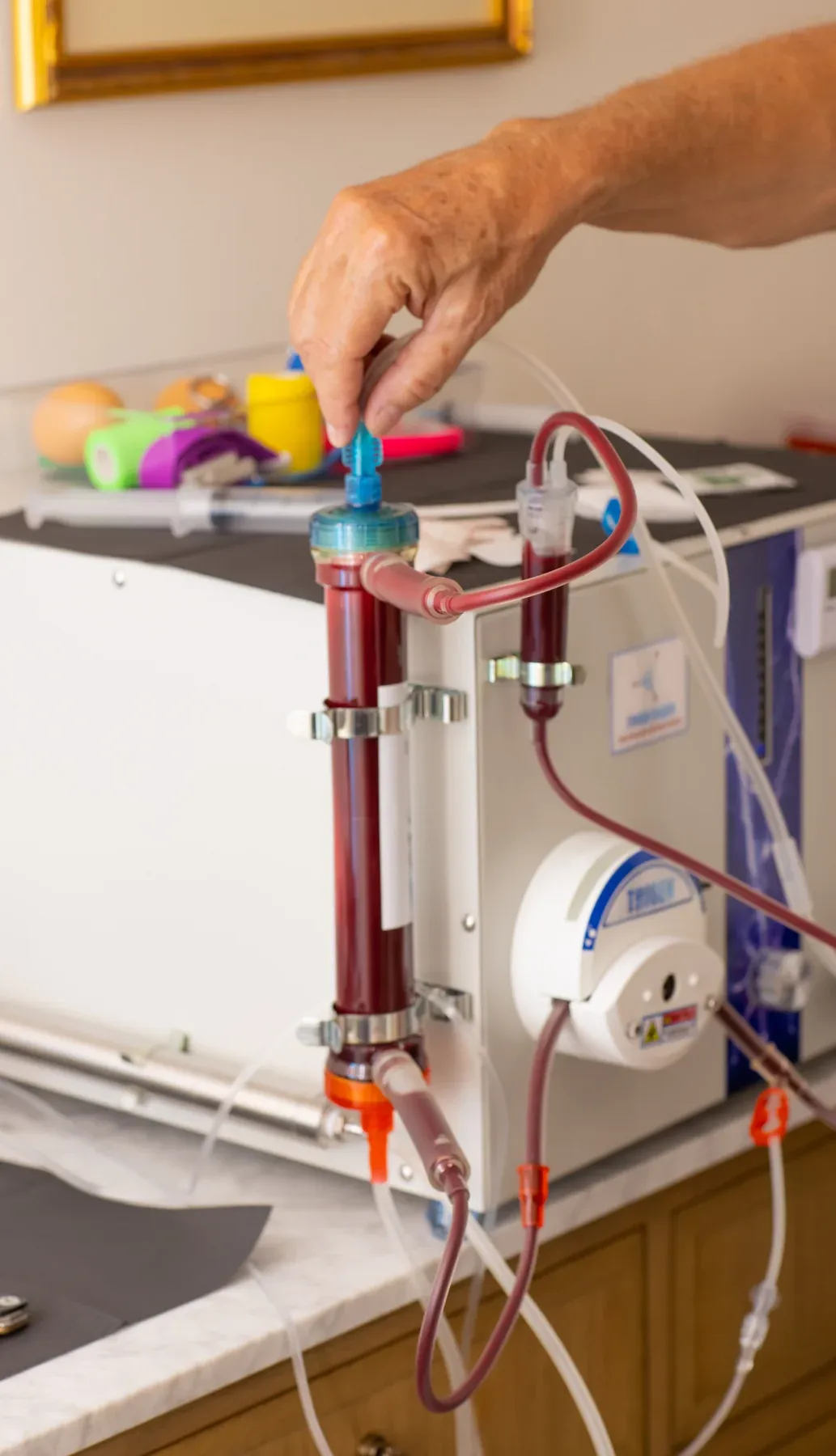 Clinical equipment with a contained blood circuit during a treatment