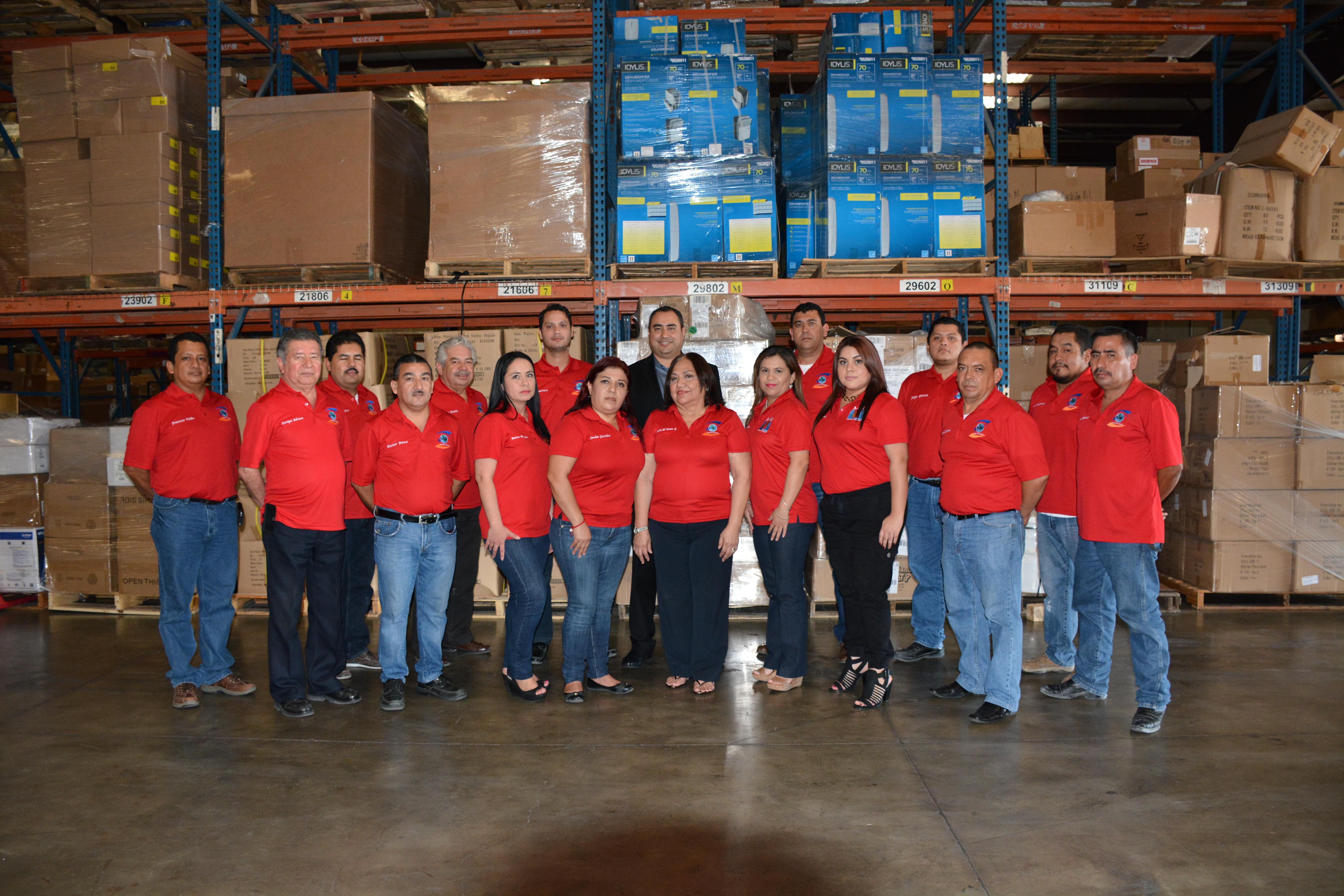 Agente aduanal revisando documentos de comercio internacional en la frontera Estados Unidos–México