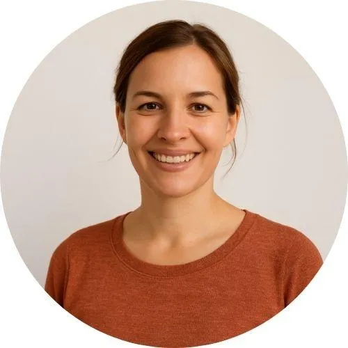 Zufriedene Mutter nach erfolgreicher logopädischer Therapie ihres Kindes in Bünde