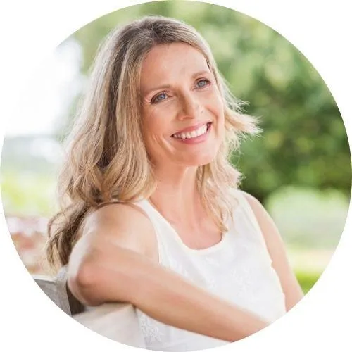 Zufriedene Mutter nach erfolgreicher logopädischer Therapie ihres Kindes in Bünde