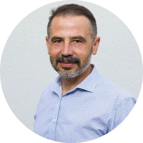 Zufriedener Vater nach erfolgreicher logopädischer Therapie seines Kindes in Bünde