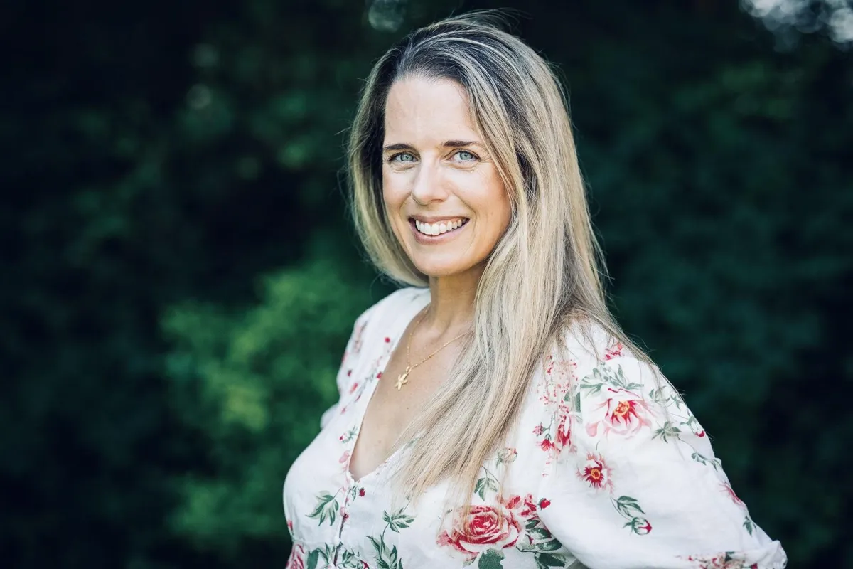 Episode 342: Baby Loss And Miscarriage, a Pandemic Move, and Three Marathons Later: Ellie White on Reinvention in Midlife and Going Alcohol-Free at 47