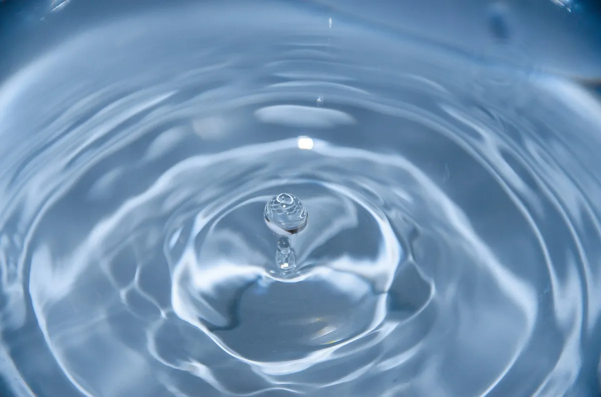 Immagine moderna di rubinetto e bicchiere d'acqua pulita
