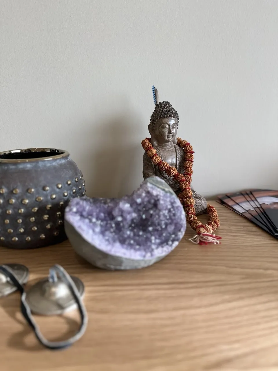 Zachte en serene sfeer tijdens een ontspannende Reiki-behandeling