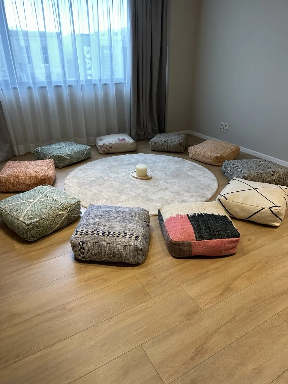 Reiki-opleiding sessie met harmonieuze leersfeer en persoonlijke begeleiding
