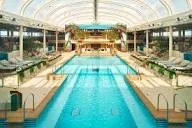 “Piscina del Costa Toscana con solárium, spa y áreas de entretenimiento para disfrutar durante el crucero.”