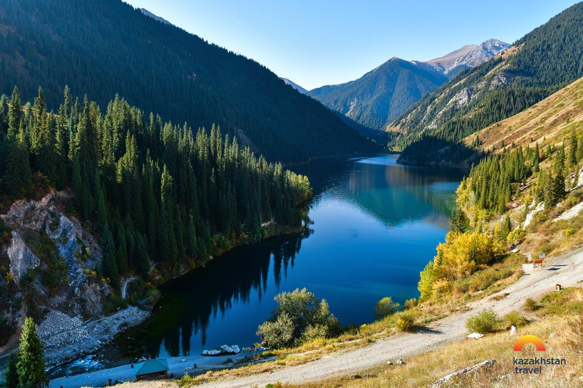 Lagos Kolsai en Kazajistán con aguas turquesa rodeadas de bosques y montañas del Tian Shan