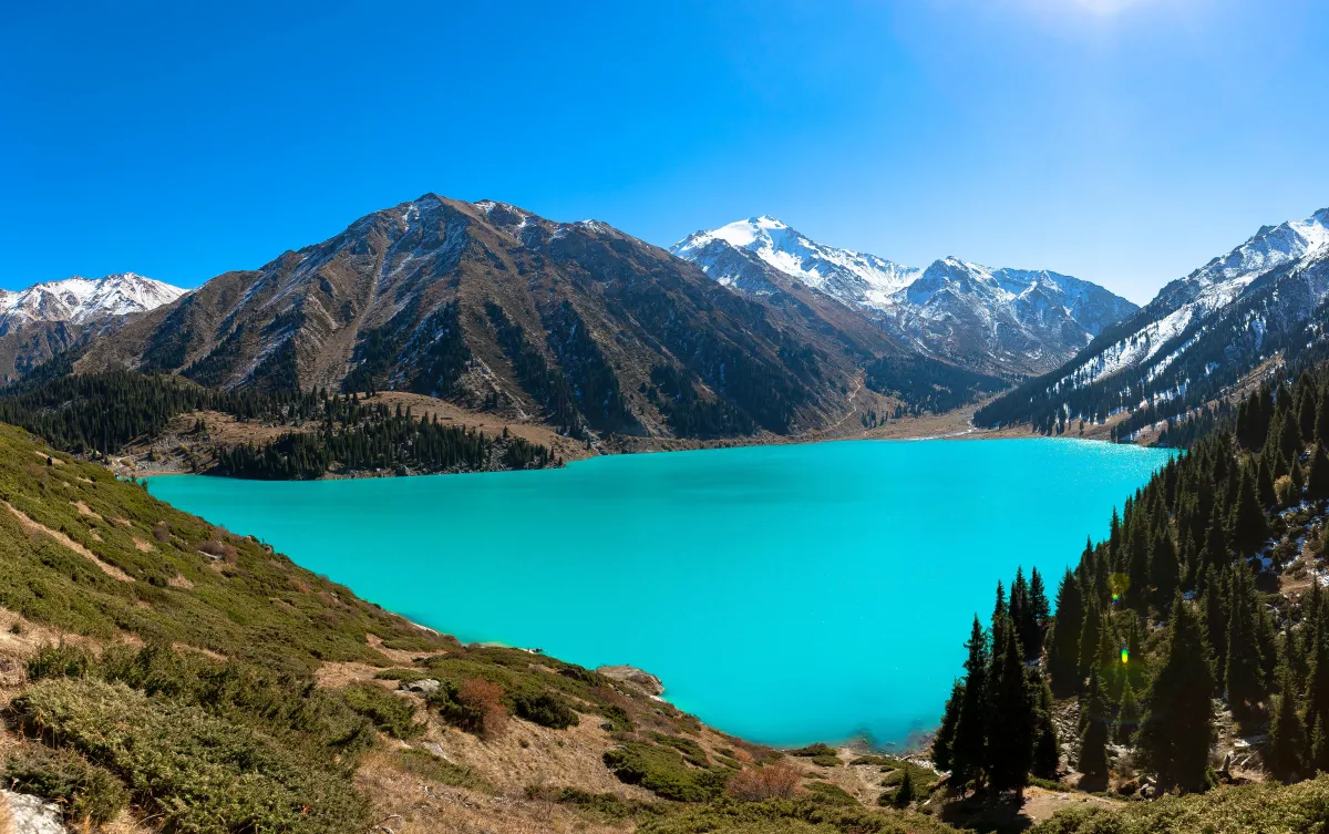 Almaty montañas Tian Shan lago turquesa Kazajistán