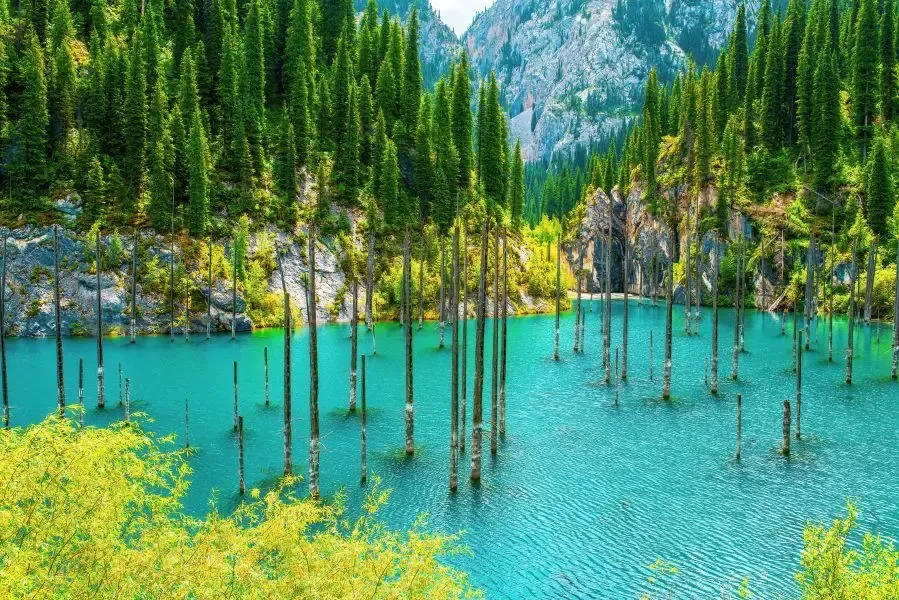 Lago Kaindy en Kazajistán, uno de los paisajes naturales más impresionantes de Asia Central
