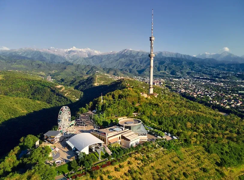 Vista panorámica de Almaty desde Kok Tobe con las montañas Tian Shan en Kazajistán