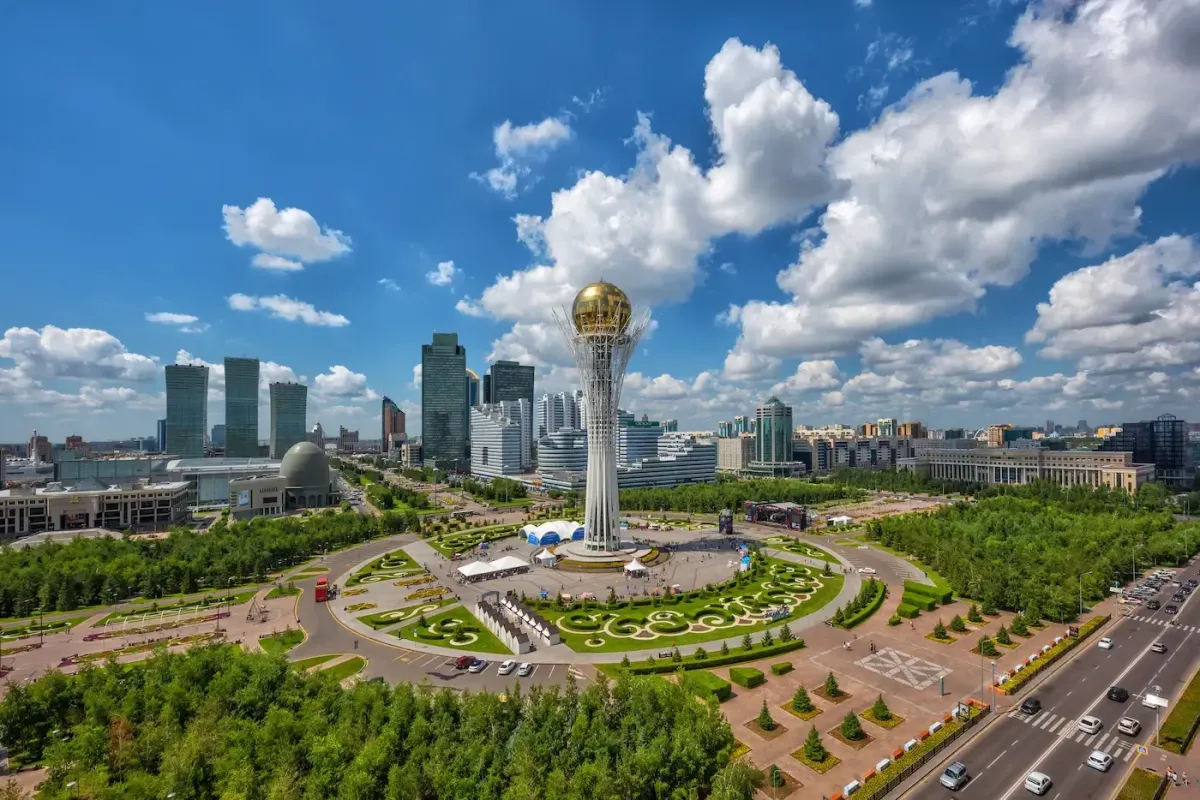 Torre Baiterek en Astana, uno de los monumentos más famosos que ver en la capital de Kazajistán