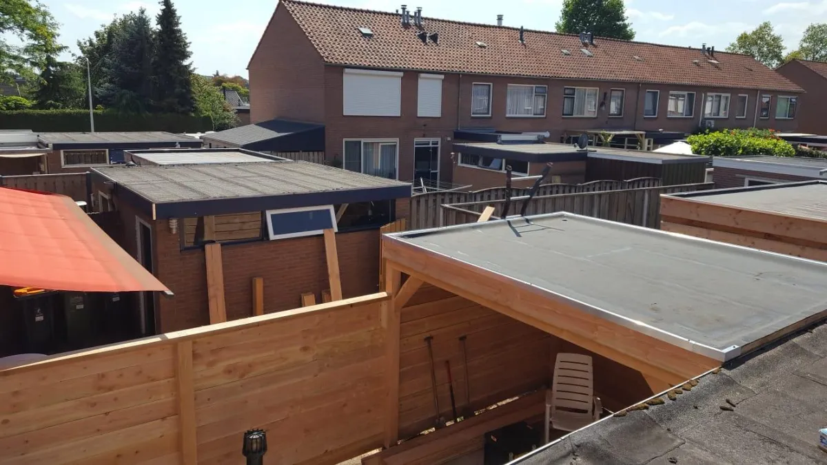 Vakman werkt aan woningrenovatie