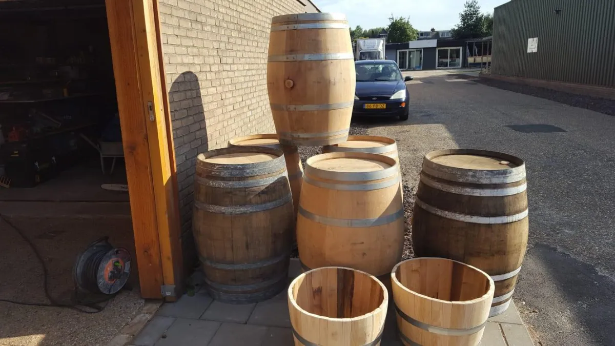 Handyman voert timmer- en reparatiewerk uit