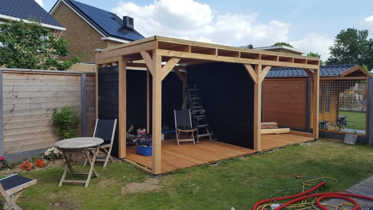 Timmerman monteert keukenmeubel