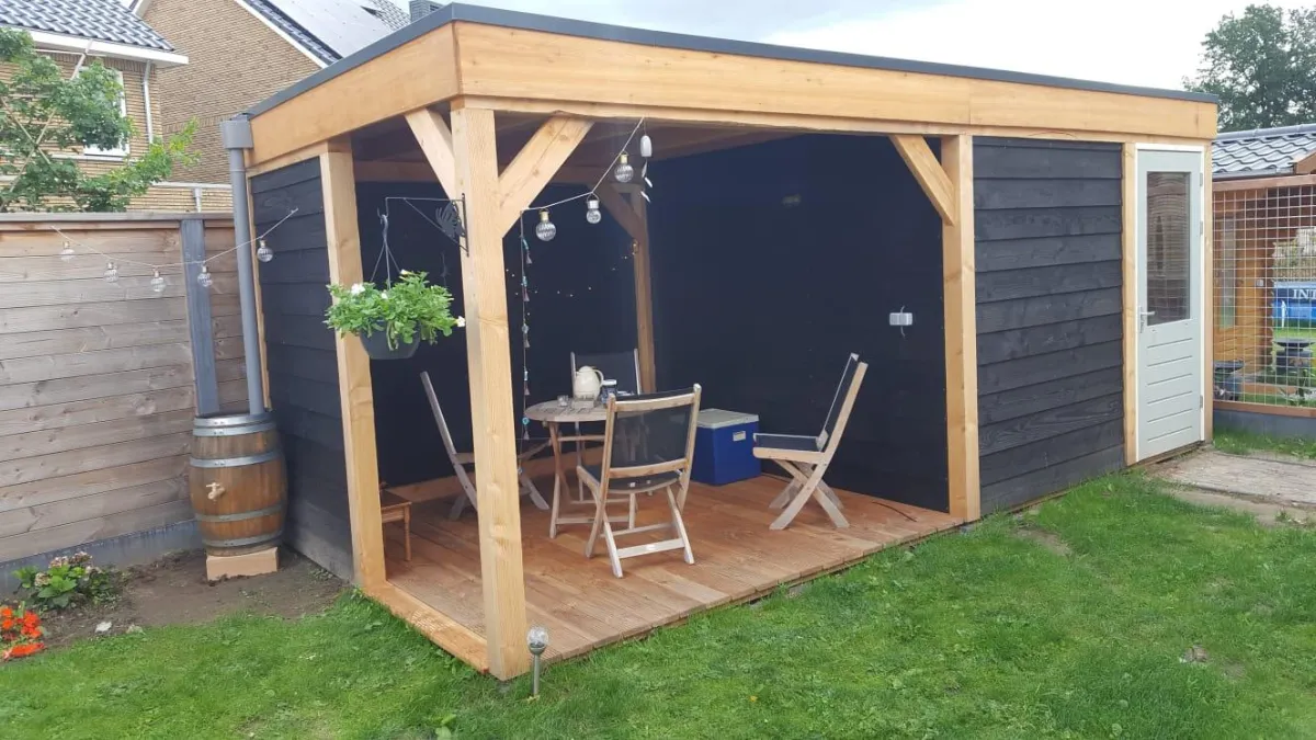 Timmerman monteert keukenmeubel