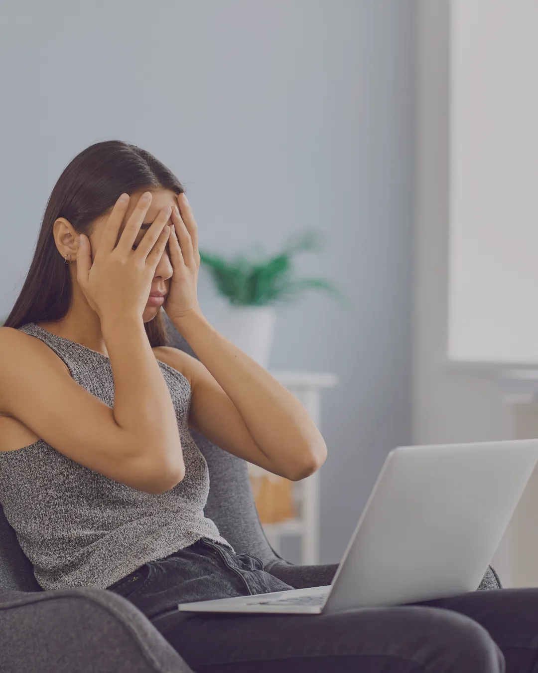 Equipa multicultural de gestores imobiliários portugueses reunida numa sala moderna, analisando documentos e sorrindo, ambiente profissional, luz natural, estilo documental, composição quadrada.