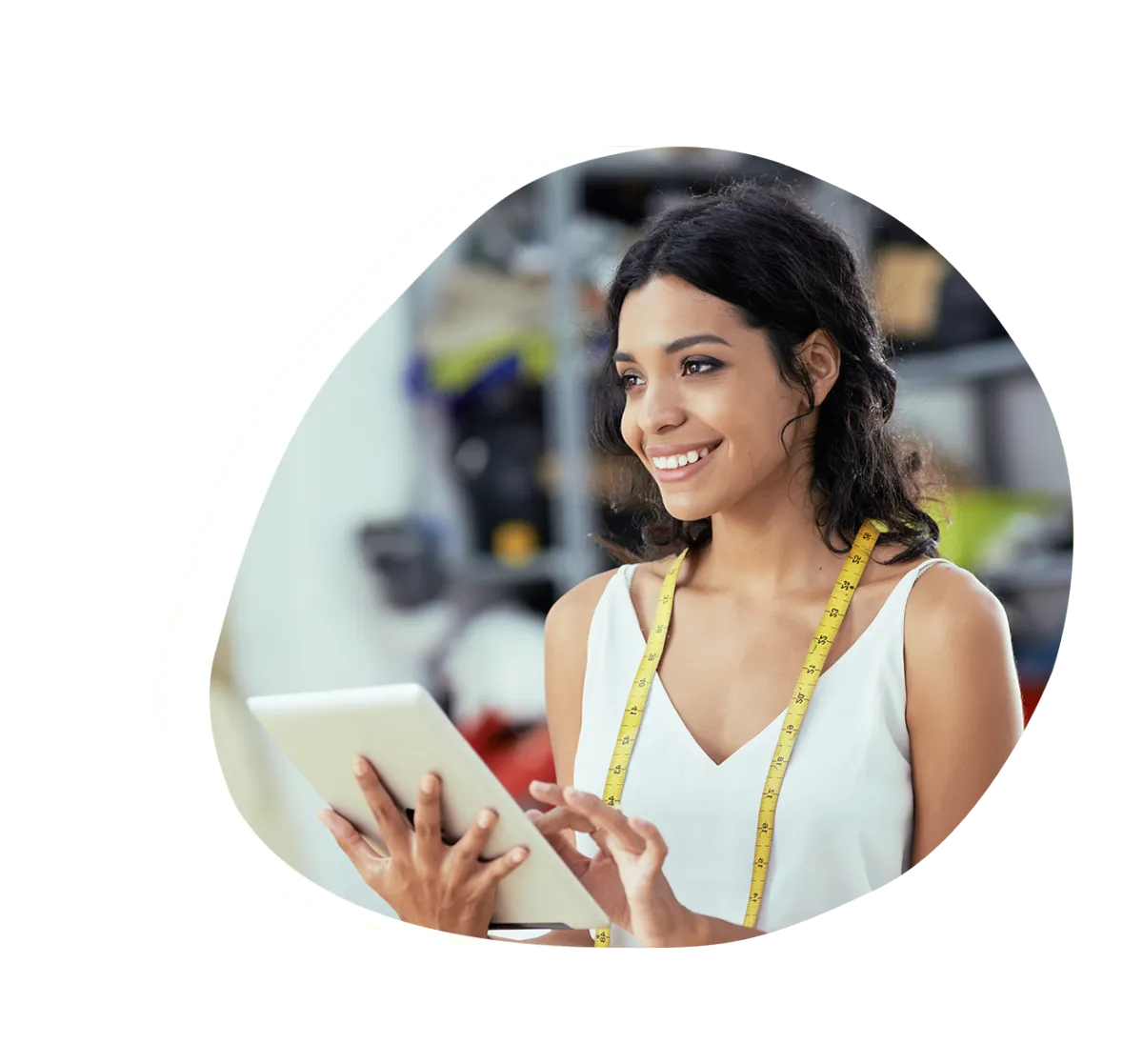 Emprendedora analizando opciones de financiamiento con Préstamos FlexiPyme