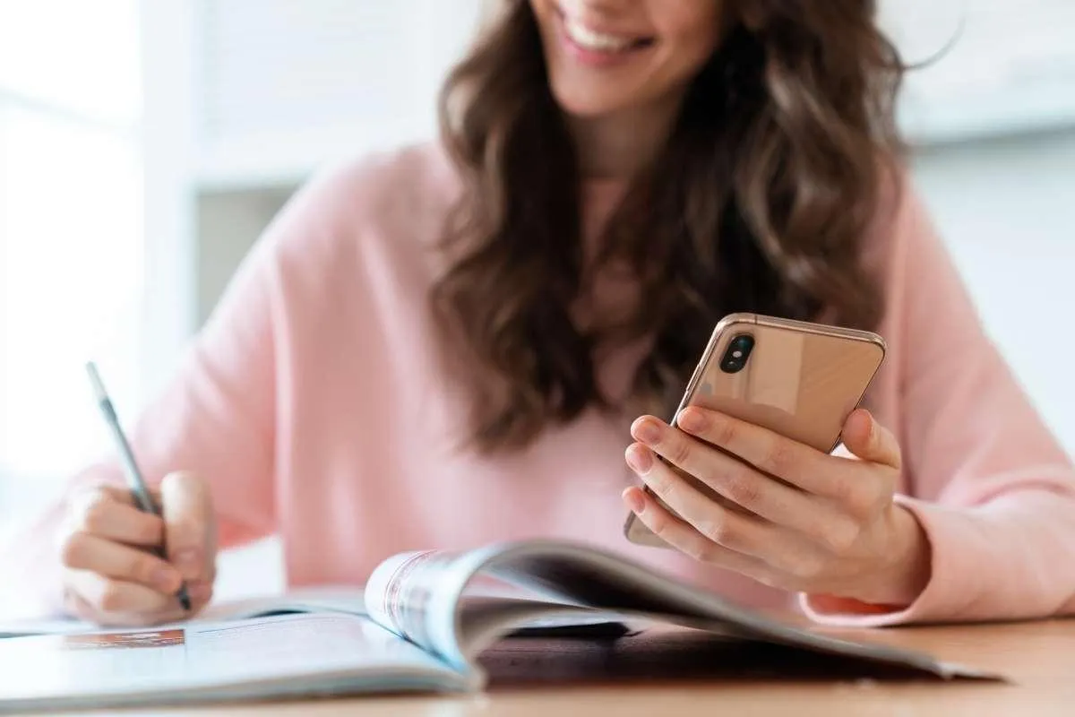 photo of a woman downloading the free Savannah homebuyers guide