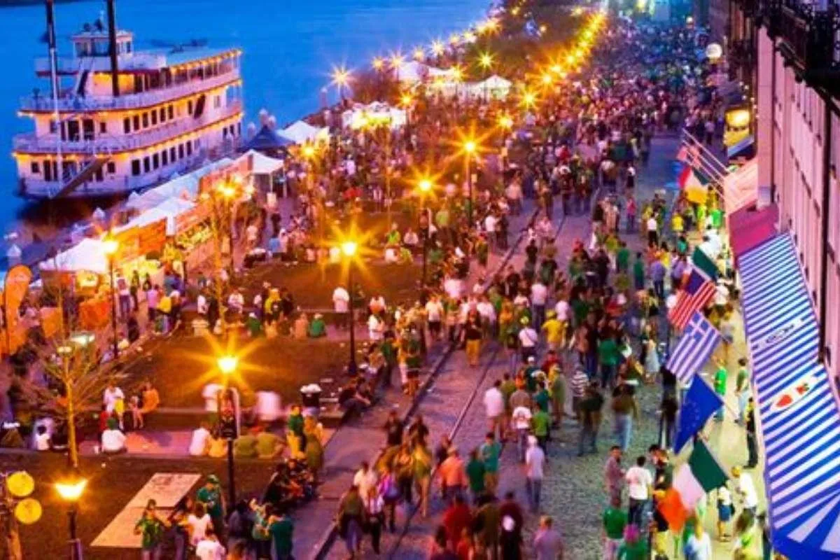 photo of the vibrant nightlife in downtown Savannah