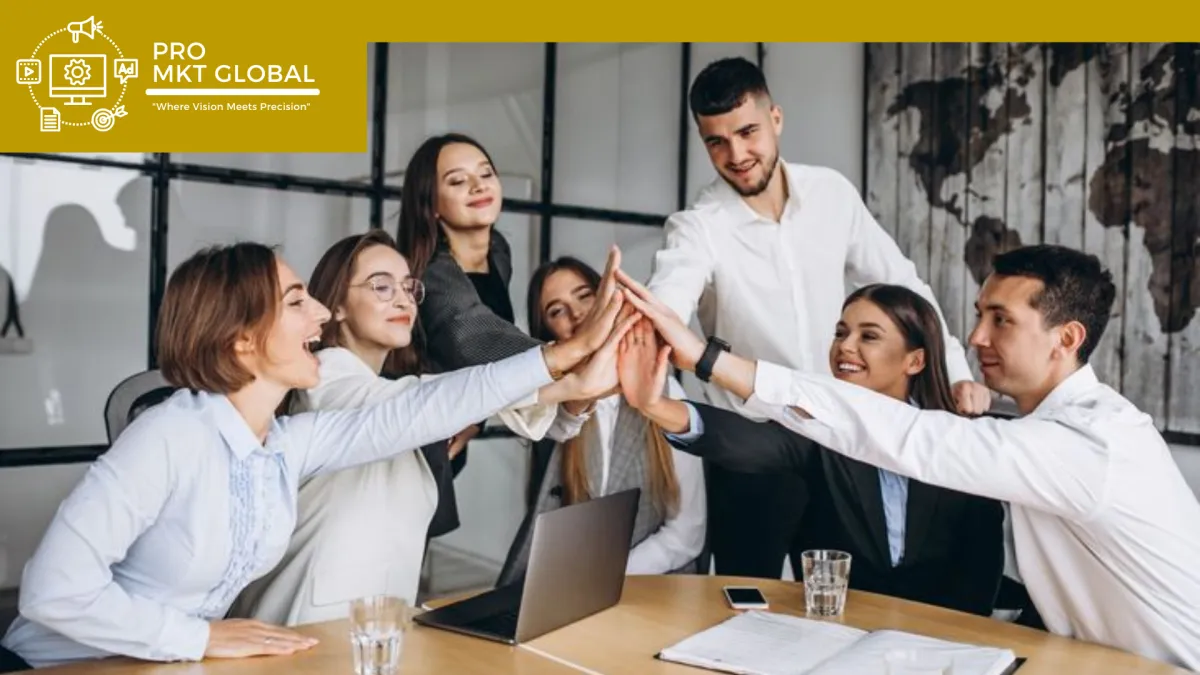 Directora de marketing de empresa global, mujer ejecutiva sonriente con traje oscuro, fondo blanco minimalista, estilo moderno y profesional, composición limpia, luz suave