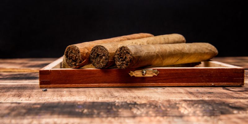 Cigar Bar Pros and Cons: What Every Smoker Should Know Before Visiting