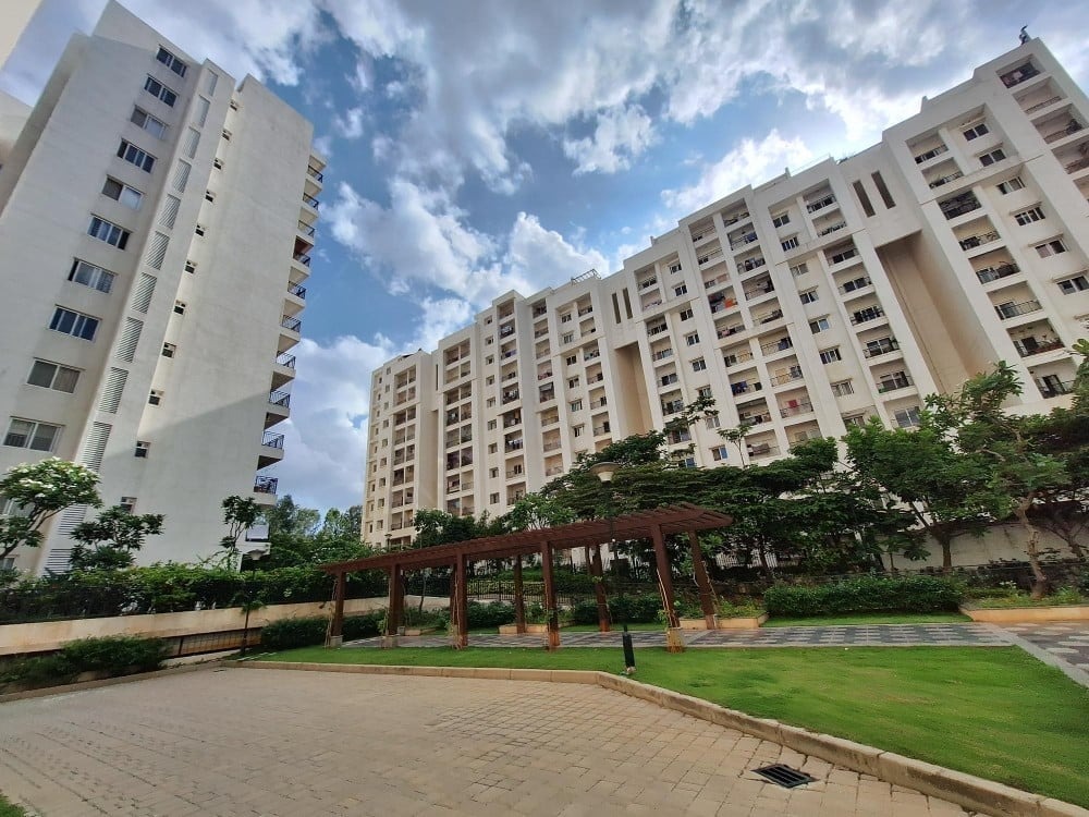 Equipe técnica reunida em sala de controle industrial, coordenando operações em um tablet.
