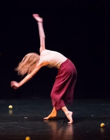 Bailarina realizando pirouette con control y equilibrio
