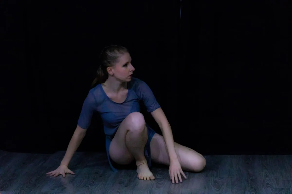 Bailarina en movimiento elegante