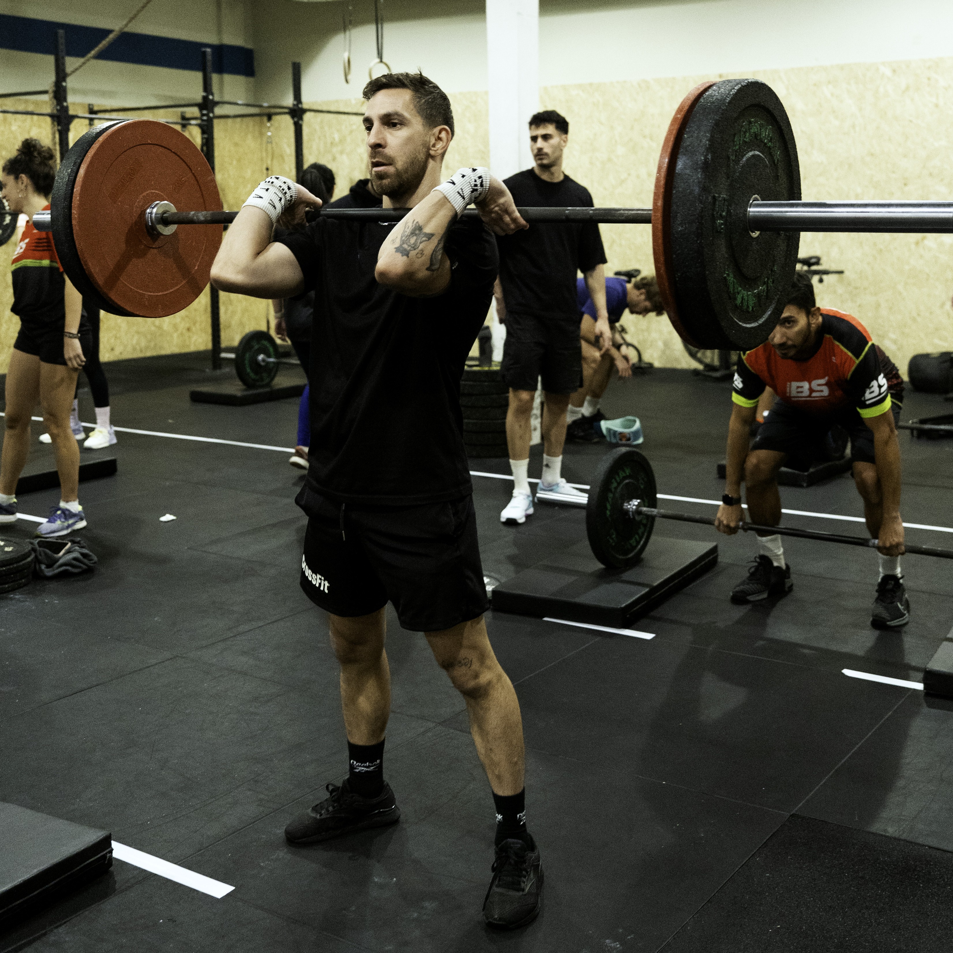3 personas haciendo clase de CrossFit