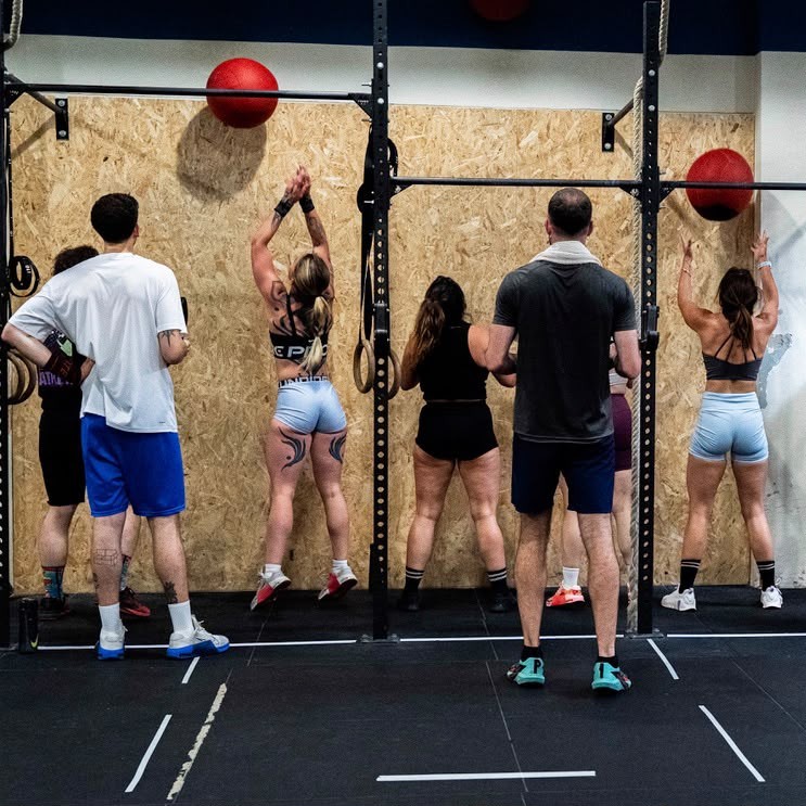 3 personas haciendo clase de CrossFit