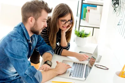 Kopers die een nieuwe woning bezichtigen en zich voorbereiden op de toekomstige verkoop van hun eigen huis.