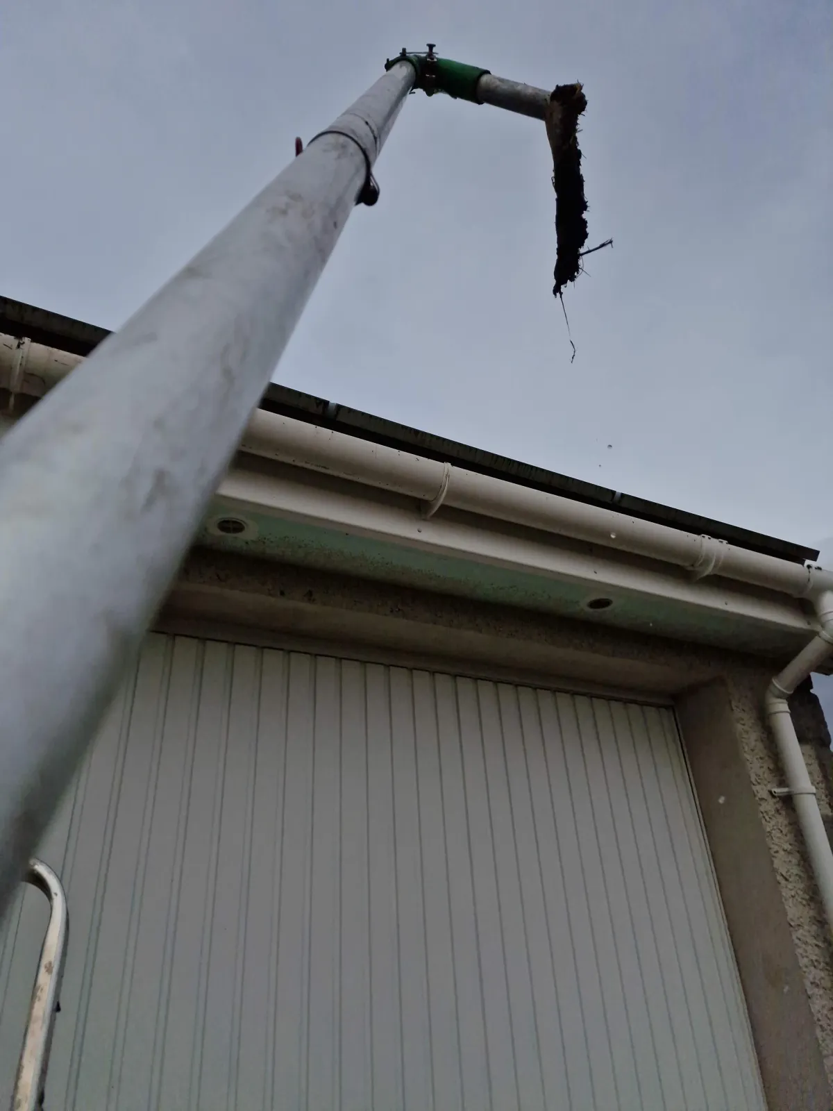 gutter cleaning using the gutter cleaning vacuum 