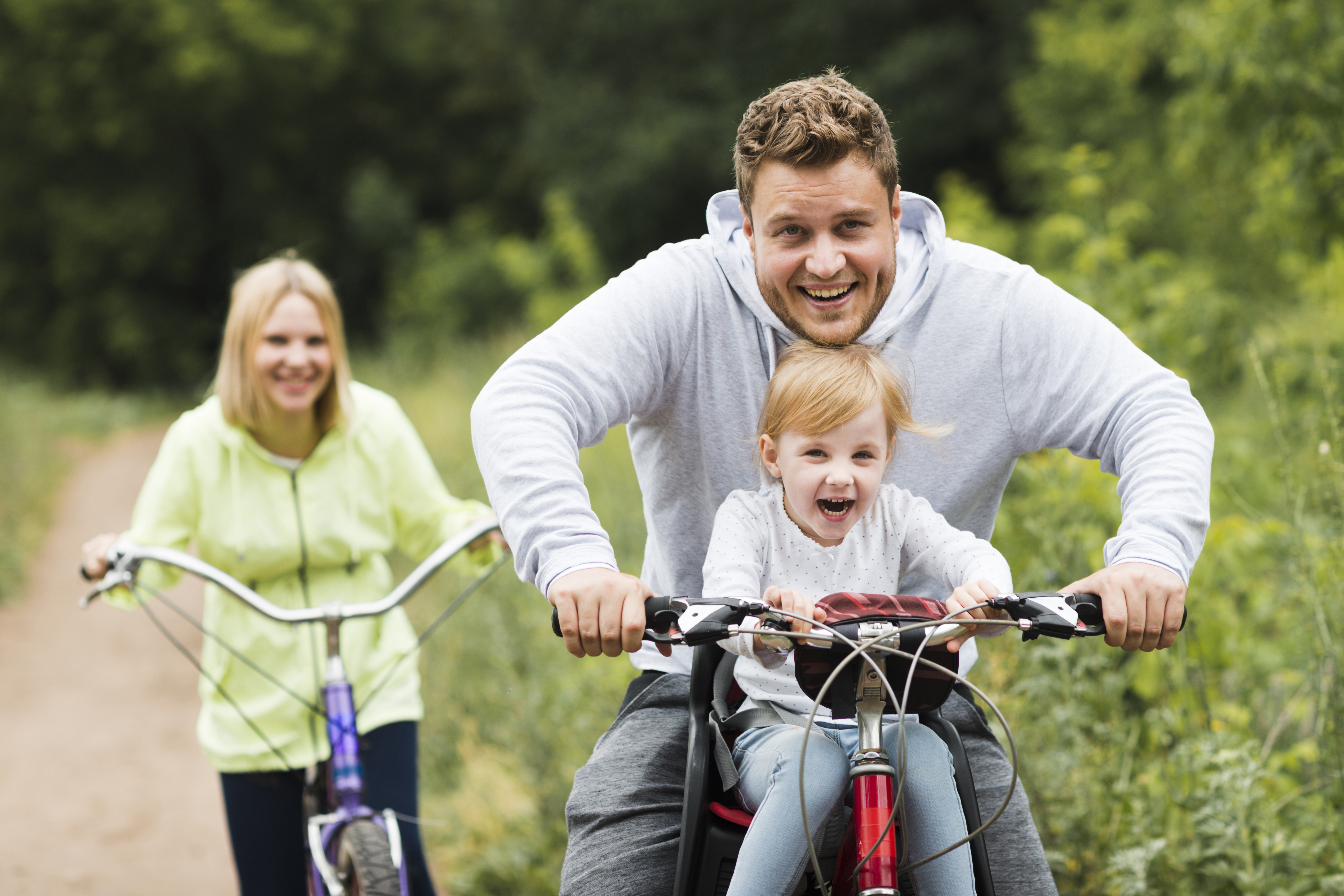  smiling family enjoying a bike ride in woodbury mn feeling healthy after a IVF Acupuncture treatment at the acupuncture clinic.