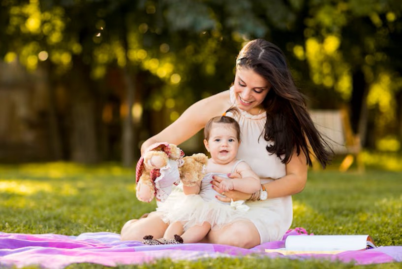 mother playing with her healthy baby after receiving fertility acupuncture at woodbury mn clinic.