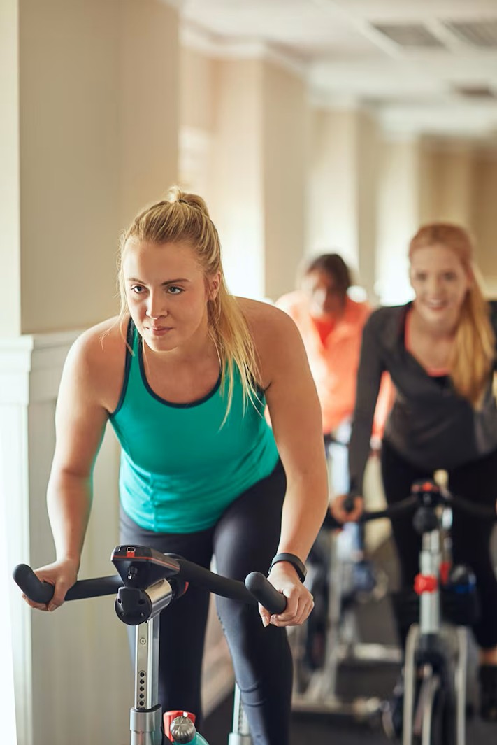 woman cycling effortlessly at gym after pain relief from woodbury mn acupuncturist.